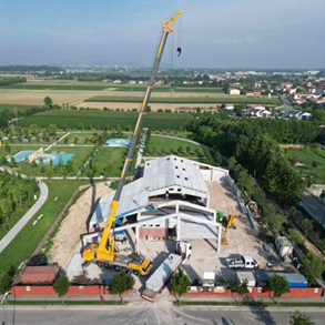 Foto di cantiere durante la costruzione del nuovo teatro di Albignasego a Padova durante la posa del tetto.
