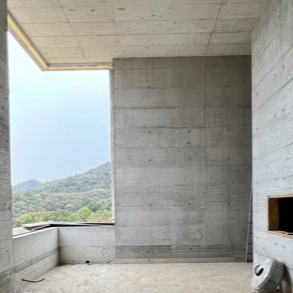 Foto di cantiere durante i lavori al casolare in collina, su progetto di Origine Ingegneria.