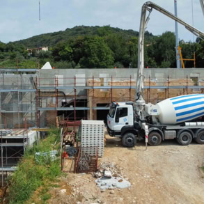 Foto di cantiere durante la posa delle nuove strutture del casolare in collina, su progetto di Origine Ingegneria.