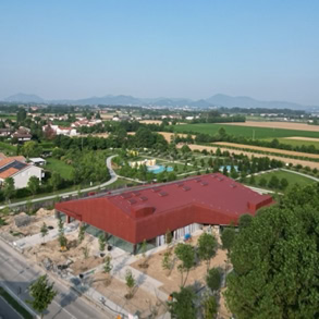 Foto di cantiere durante la costruzione del nuovo teatro di Albignasego a Padova durante la posa dei serramenti.