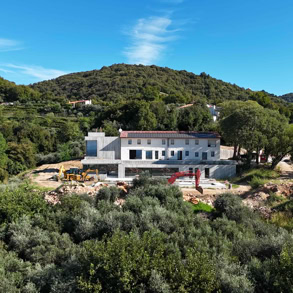 Foto di cantiere del casolare in collina, su progetto di Origine Ingegneria.