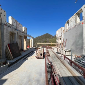 Foto di cantiere durante le demolizioni delle strutture danneggiate del casolare in collina. 